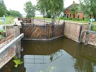 Haanssluis na de restauratie van 2010 met rechts het tolhuis (2011)