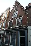 Het verenigingsgebouw van 1609 tot 1880. De pelikaan op de gevelsteen is het blazoen.