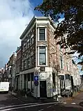 Antoniestraat 65 zwart en rood, Burgwal 100 zwart en rood