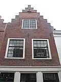 Pand met trapgevel met middenpinakel, vensters iets verlaagd