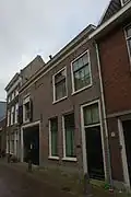 Koetshuis en stallen van het er achter gelegen erf aan de Nieuwe Gracht, rechte lijstgevel