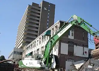 Het gebouw dat gedurende 35 jaren zichtbaar was in de skyline van Haarlem, in 2006 voordat de sloop begonnen was.