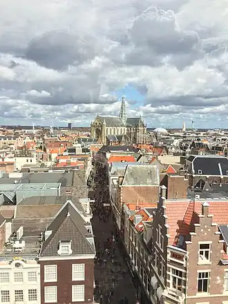 Zicht op het noordelijk gedeelte van de Grote Houtstraat, gezien vanaf het terras van La Place (2015)