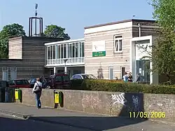 Hoofdingang met beide gebouwen