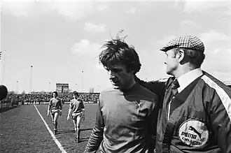 Van den Berg (links) met trainer Barry Hughes na 1-0 zege Haarlem op PSV. (16 april 1978)