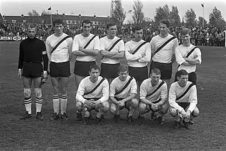 Derix, knielend 1e van links, met VVV in mei 1967.