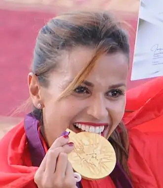 Habiba Al-Ghribi met de van zilver naar goud opgewaardeerde medaille van de OS van 2012, die zij in 2016 ontving.