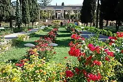 Bloemenperk met de Hāfezieh op de achtergrond en daarachter de tombe