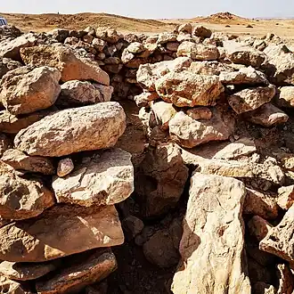 Een ongerestaureerd bijenkorfgraf uit de Hafit-periode in Jebel Hafit, op de grens van de VAE en Oman. Het merendeel van de honderden graven die zich aan de oostelijke voet van de berg bevinden, zijn ingestort.