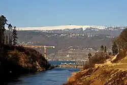 Zicht vanuit het Hagneckkanaal over het Meer van Biel op Prêles, het hooggelegen dorpje. Lager ligt Ligerz, waartoe ook het beroemde kerkje en de lintbebouwing langs het meer behoren. Op de achtergrond de Chasseral met de radiotoren bij Nods, dat onzichtbaar is in het terrein. Rechts liggen, eveneens onzichtbaar, Diesse en Lamboing.