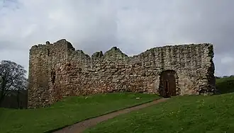 De ringmuur van Hailes Castle vanaf de zuidzijde.
