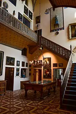 Hal met trap en balustrade