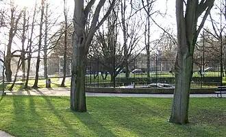 Aldenhofpark met voormalige berenkuil. Links het draaimechanisme