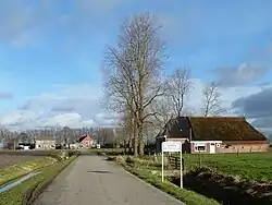 Naambordje met erachter een boerderij (2010)