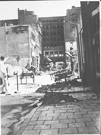 De Reguliersdwarsstraat gezien naar het Carlton Hotel, enkele dagen na de ramp