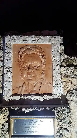 Reliëf van Bernadina Growell-Kock in de Paseo Herencia Mall Hall of Fame