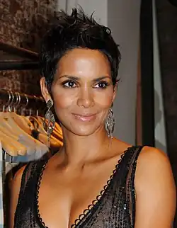 Halle Berry, halflang pixiesnit, 2010