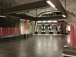 De onderkant van de roltrappen op tussenverdieping boven de perrons