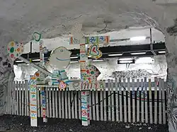 Kindertekeningen in de doorkijk tussen de sporen