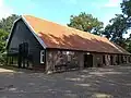 Vrijstaande schuur genaamd "Hof van Ram", behorende bij de boerderij van het landgoed De Beek.