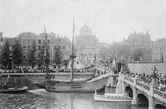 Hogesluis met Sarphatikade 1909 Voorgrond het schip Halve Maen Achtergrond Paleis voor Volksvlijt
