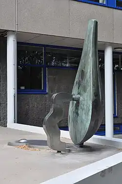 Beeld de "Halve kruik" van brons, RVS vervaardigd door Ian Jacob Pieters (1968) aan de Alexander Numankade (entree Rijksarchief)