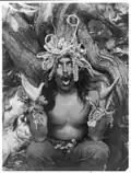 Foto van een Hamatsa-sjamaan door E.S. Curtis uit 1914. Er is sprake van een soort trance en bezetenheid door hogere krachten bij een dagen durend inwijdingsritueel.
