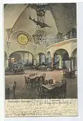 De koepelzaal (wachtruimte) in dit gebouw op een ansichtkaart uit 1904