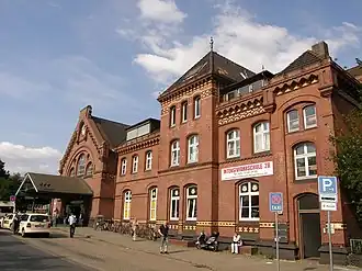 Voorzijde van het stationsgebouw (2008)