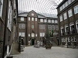 De overdekte binnenplaats