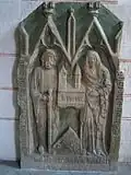 14e-eeuwse steen met daarop de stichters van de kerk