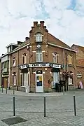 Hoekhuis met winkel