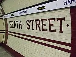 De beoogde naam op de tegels langs het perron