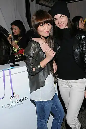 Alexis Knapp (rechts) en Hana Mae Lee in september 2013