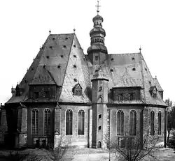 De dubbelkerk vanuit het zuiden