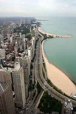 North Lakeshore Drive, een belangrijke verkeersader in Chicago. Foto genomen vanaf het John Hancock Building