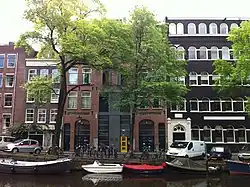 De gerenoveerde gevel van het pand van de Handwerkers Vriendenkring, (1899-1942) Nieuwe Achtergracht 140-144.