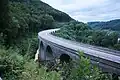 De gesplitste rijbanen in de Albaufstieg tussen Mühlhausen en Hohenstadt. Hier weergegeven de Hangbrücke Todsburg. (2013)
