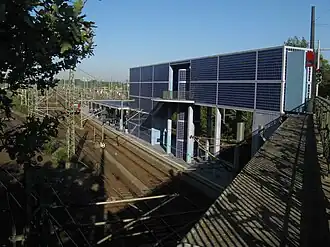 Blik op het station vanaf de brug tussen de Engelbosteler Damm en Schulenburger Landstraße (2013)