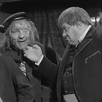 Rechts Hans Kaart als Peachum in de Driestuiversopera (1960)