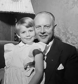 Hans Tetzer met zijn oudste dochter uit zijn tweede huwelijk in 1955