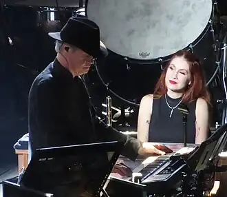 Nick Glennie-Smith (links) en Molly Rogers tijdens het concert Hans Zimmer Live in de Manchester Arena op 16 juni 2023.