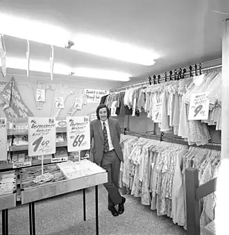 Hans van Heelsbergen in één van zijn textielzaken, 1972