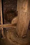 Luiwerk van de molen. Het sleepwiel lijkt afkomstig uit een oud rondsel.