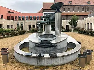 De beeldengroep Wij Samen, door Willem van der Velden, fungerende als fontein voor het plaatselijke gemeenschapshuis en geschonken door Wim van der Leegte namens de VDL Groep, een bedrijf waarvan haar wortels grotendeels in Hapert liggen, waarbij zowel de lokale gemeenschap als het bedrijf veel voor elkaar betekend hebben.