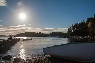 Een steiger en enkele bootjes in Happy Adventure