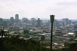 Zicht op de Zimbabwaanse hoofdstad Harare (foto mei 2001).