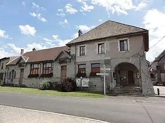 Gemeentehuis en school van Harbouey