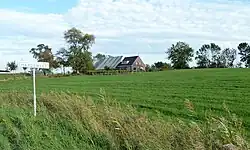 Oostelijke boerderij met rechts het hoogste punt van de wierde