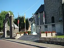 Het monument in 2007, toen gelegen ten westen van de kerk.